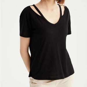 Le Chateau Women's Size Medium Black‎ Short Sleeve V-neck T-shirt
